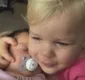 
                  Menina de 2 anos para de chorar quando abraça a irmã mais nova