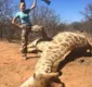 
                  Caçadora de 12 anos se defende após posar com animais mortos