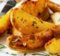 
                  Receita rápida: Batatas assadas com alho, ervas e parmesão