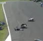 
                  Dois pilotos são atropelados na pista em cena assustadora de GP