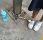
                  Menina é acorrentada a poste pela mãe após faltar aula