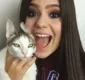 
                  Youtuber cospe na boca de gato e causa revolta entre fãs