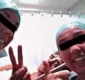 
                  Médicas posam para selfie com paciente e causam polêmica