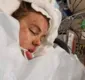 
                  Mãe mostra foto da filha em coma para fazer alerta