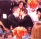 
                  Ryan Reynolds perde prêmio e ganha beijo de Andrew Garfield