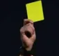 
                  Jogador leva cartão amarelo após pedir noiva em casamento