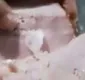 
                  Clientes flagram plástico e papel dentro de tender; veja