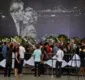 
                  Lula faz homenagem a Dona Marisa em coroa de flores: "estrela"