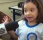 
                  Repórter cai na risada ao entrevistar menina e vídeo viraliza