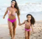 
                  Scheila Carvalho mostra corpão em dia de praia com Giullia