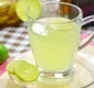
                  Água morna com suco de limão em jejum ajuda a desintoxicar