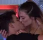 
                  Ex-BBB gêmeo Antônio beija Alyson na versão espanhola do programa