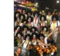 
                  Fantasiada de palhaço, Ivete Sangalo curte Carnaval no chão