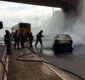 
                  Carro pega fogo depois de bater em ônibus na Paralela