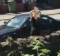 
                  Traída usa pedra para destruir carro do namorado; veja vídeo