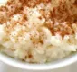 
                  Confira a receita de arroz doce de coco com creme de queijo