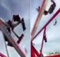 
                  Vídeo mostra pessoas caindo de brinquedo em parque