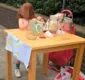 
                  Menina de 5 anos é multada por montar barraca de limonada