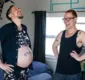 
                  Transgênero e parceiro comemoram nascimento do filho biológico