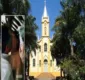 
                  Padre é filmado beijando garota de 14 anos dentro de igreja