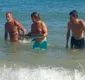 
                  Banhistas tiram golfinho da água para selfies e animal morre