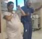 
                  Médico dança 'Despacito' com grávida durante o trabalho de parto