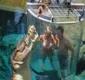 
                  Turistas pagam por 15 minutos de mergulho com crocodilos