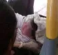 
                  Mulher descobre gravidez ao dar à luz dentro de ônibus