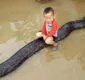 
                  Menino de 3 anos monta em píton de mais de 6 metros; veja vídeo