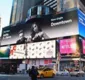 
                  Anitta e J Balvin estampam outdoor na Time Square, em Nova York