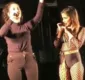 
                  Anitta é enganada por mulher durante show; assista