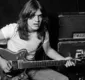 
                  Músico do AC/DC morre aos 64 anos