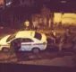 
                  Ladrões roubam táxi, trocam tiros e mulher fica ferida