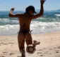 
                  De biquíni, Juliana Paes mostra habilidade com bola na praia