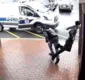 
                  Vídeo mostra homem de bengala derrubar suspeito armado