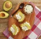 
                  Lanchinho fitness: Aprenda a fazer crostini de queijo e abacate