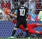 
                  Messi perde pênalti e é parado por muralha islandesa