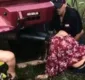 
                  Jovem fica com a cabeça presa em escapamento de carro em festival