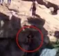
                  Indiano despenca de cachoeira ao tentar fazer selfie radical;veja
