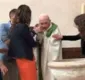 
                  Padre é flagrado dando tapa em criança durante batismo; veja