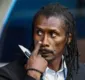
                  Único negro, treinador do Senegal tem o menor salário da Copa