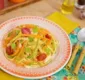 
                  Aprenda a fazer talharim tricolor de abobrinha, cenoura e tomate