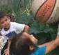 
                  Menina se machuca com a bola e a reação do irmão comove a web