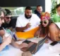 
                  Anitta e DJ Khaled conversam sobre parceria em Miami