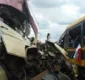 
                  Acidente entre ônibus escolar e carreta deixa três mortos