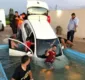 
                  Carro cai em piscina durante festa e vídeo do 'resgate' viraliza