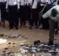 
                  Professor destrói com martelo celulares confiscados de alunos