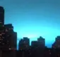 
                  Clarão azul aparece em céu de cidade e deixa moradores em pânico