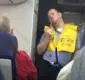 
                  Comissário de bordo 'sexy' vira estrela de voos; veja vídeo