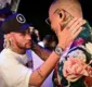 
                  Neymar sobe no palco e canta com Léo Santana; veja vídeo